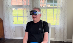 Mark (64) was in staat om Solitaire te spelen met behulp van zijn gedachten, Synchron's BCI en de Apple Vision Pro headset. (Afbeeldingsbron: Business Wire) 