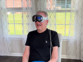 Mark (64) was in staat om Solitaire te spelen met behulp van zijn gedachten, Synchron's BCI en de Apple Vision Pro headset. (Afbeeldingsbron: Business Wire) 