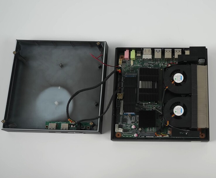 Yohris mini gaming PC opengeklapt, met koelingssysteem met dubbele ventilator, moederbord en uitbreidbare slots (Afbeelding bron: ETA PRIME/YouTube)
