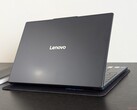 De IdeaPad Slim 3 15 15IRH10R is overgeschakeld op een beeldverhouding van 16:10 met een groter clickpad, maar de eigen AC-oplaadpoort laat een wrange smaak achter (Afbeelding bron: Notebookcheck)
