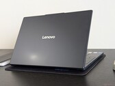 De IdeaPad Slim 3 15 15IRH10R is overgeschakeld op een beeldverhouding van 16:10 met een groter clickpad, maar de eigen AC-oplaadpoort laat een wrange smaak achter (Afbeelding bron: Notebookcheck)