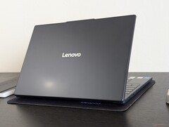De IdeaPad Slim 3 15 15IRH10R is overgeschakeld op een beeldverhouding van 16:10 met een groter clickpad, maar de eigen AC-oplaadpoort laat een wrange smaak achter (Afbeelding bron: Notebookcheck)