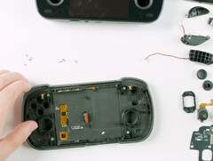 Het verwisselen van het display van de Retroid Pocket Mini is een moeilijke procedure, zelfs voor doorgewinterde knutselaars. (Afbeeldingsbron: Retroid)