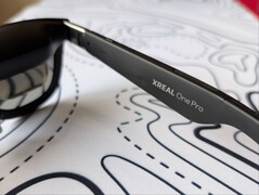 Xreal One Pro rechtersokkel met branding