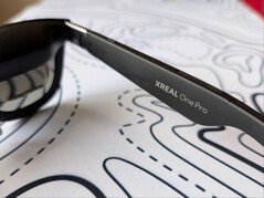 Xreal One Pro rechtersokkel met branding