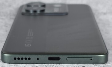 onderkant van de behuizing (luidspreker, microfoon, USB-poort, SIM/microSD-lade)