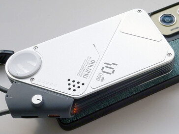 De Aulumu M10 steekt uit boven de onderrand van de telefoon.