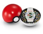De Casio G-Shock Pokémon 30th Anniversary GA-110 wordt gepresenteerd in een etui in de vorm van een Poké Ball, met een decoratieve inlegplaat waarop 30 Pokémon zijn afgebeeld.