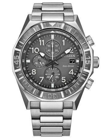 Zijaanzicht van de Citizen Nighthawk CA0890-54H, waarop de roestvrijstalen kast, de kroon, de chronograafdrukknoppen en de armband te zien zijn.