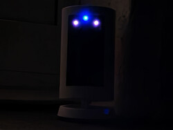 De activiteits-LED is blauw, de IR-lampjes zijn rood.