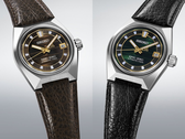 King Seiko's SLA093 met bruine wijzerplaat en SLA095 met groene wijzerplaat, afgebeeld tegen een achtergrond met kleurverloop. (Afbeelding bron: @plus9time op Instagram - bewerkt)