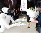 Lof voor Nvidia en een uitdaging voor Tesla Optimus en BYD Xiao Di: de AI-robot CLOiD van LG verwelkomt gasten in Seoul. LG en Nvidia zijn van plan om 100.000 uur aan AI-training in te zetten om de markten voor huishoudelijke en fabrieksrobots te veroveren.