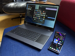 De Galaxy Z Flip7 draadloos verbonden met een NexDock XL. (Afbeeldingsbron: Michael Fisher)