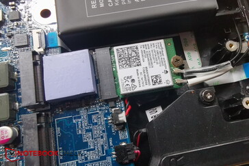 Een losgeschroefde SSD onthult de AX201
