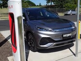 BYD SUV aangesloten op een Supercharger-paal (afbeelding: Ludicrous Feed/Twitter)