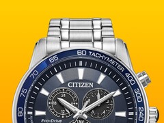 Een close-up van de Citizen BL5640-59L met zijn diepblauwe wijzerplaat tegen een effen gele achtergrond.