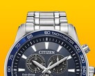 Een close-up van de Citizen BL5640-59L met zijn diepblauwe wijzerplaat tegen een effen gele achtergrond.