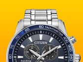 Een close-up van de Citizen BL5640-59L met zijn diepblauwe wijzerplaat tegen een effen gele achtergrond.