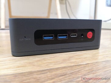 Voorkant: USB-A 3.0, USB-C w / DisplayPort, 3,5 mm combo audio, aan/uit-knop