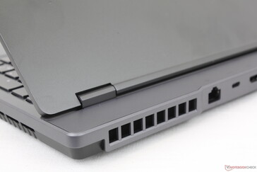 Uitstekende achterkant verbetert koeling ten koste van een grotere en zwaardere laptop