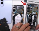 Samsung heeft 2,4 mm van de Galaxy S25 Edge afgehaald, althans in vergelijking met de Galaxy S25 Ultra. (Afbeeldingsbron: JerryRigEverything)