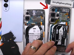 Samsung heeft 2,4 mm van de Galaxy S25 Edge afgehaald, althans in vergelijking met de Galaxy S25 Ultra. (Afbeeldingsbron: JerryRigEverything)
