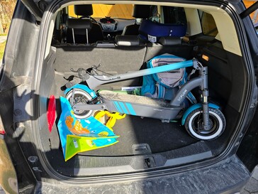 De SO4 Pro Max past in de kofferbak van een compacte SUV.