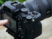 Sony A7 4 spiegelloze camera op statief met operatorbediening