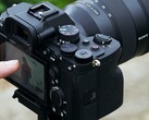 Sony A7 4 spiegelloze camera op statief met operatorbediening