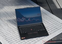 Lenovo ThinkPad E14 G8 bij gebruik buitenshuis in de schaduw