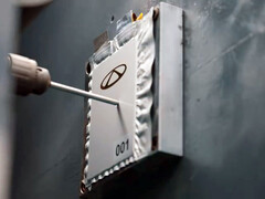 Een Rhino S solid-state batterij ondergaat boor- en nagelpenetratietests. (Afbeeldingsbron: Chery)