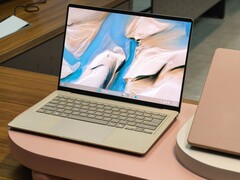 De 2026 Asus Zenbook 14 in Zabriskie Beige wordt geleverd met een OLED-scherm en een groot touchpad.