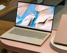 De 2026 Asus Zenbook 14 in Zabriskie Beige wordt geleverd met een OLED-scherm en een groot touchpad.