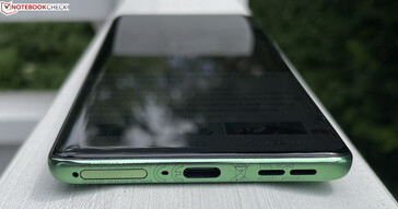 Onderkant: SIM/microSD-sleuf, microfoon, USB-C 2.0, luidspreker