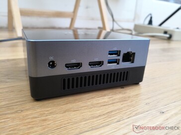 Achterkant: AC-adapterpoort, 2x HDMI 2.0, 2x USB-A 3.0, Gigabit RJ-45