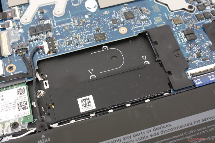 Het systeem ondersteunt tot twee M.2 2280 drives, net als op de Alienware x17. Een warmtespreider is inbegrepen