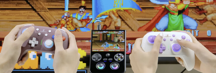 De RG477V aangesloten op een extern display met twee RG P01 controllers aangesloten. (Afbeeldingsbron: Anbernic)