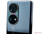 Huawei's CEO pronkt alvast met de cameramogelijkheden van de P60 Pro, voorganger afgebeeld. (Beeldbron: NotebookCheck)