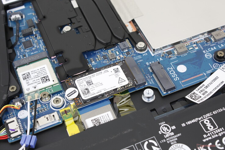 Het model ondersteunt maximaal twee M.2 SSD's, maar één SSD moet de kortere 2242 vormfactor hebben. De overdrachtsnelheden verslapten al na een paar minuten in onze stresstest