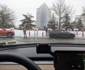 Eerste Tesla Magic Dock Supercharger kraam in het wild wordt getest met een Rivian elektrische vrachtwagen