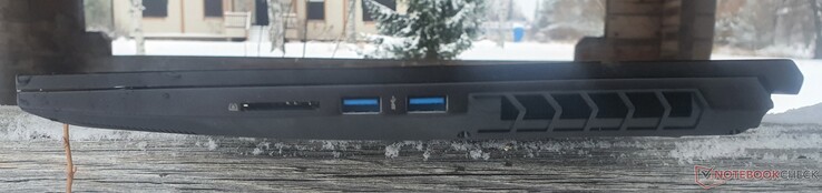 Rechts: SD-kaartlezer, 2x USB-A 3.2 Gen1