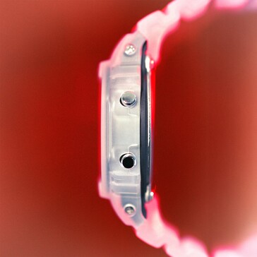 Zijaanzicht van de Casio G-Shock DW-5600TNT-7, met de doorschijnende kast en de metalen drukknoppen.