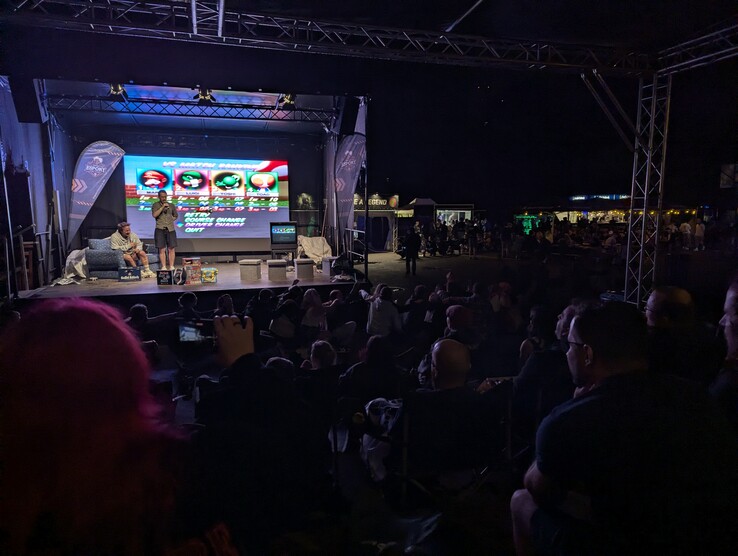 Avondevenement met een Mario Kart-toernooi en een DJ-feest op Gamescom Camp