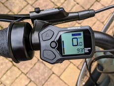 De fietscomputer met display is goed leesbaar, maar helaas geen slim apparaat