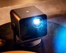 De Leica Cine Compact 1 is veel compacter en goedkoper dan de Cine Play 1.