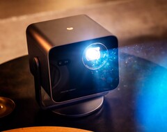 De Leica Cine Compact 1 is veel compacter en goedkoper dan de Cine Play 1.