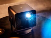 De Leica Cine Compact 1 is veel compacter en goedkoper dan de Cine Play 1.