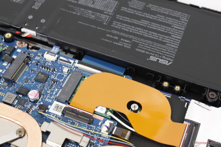 De Intel AX201 wordt standaard geleverd met Wi-Fi 6-connectiviteit en Bluetooth 5.2. We ondervonden geen problemen bij het koppelen met onze Netgear RAX200 testrouter. De WLAN module is geplaatst onder de M.2 2280 SSD slot