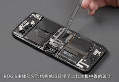De ROG Phone 6 heeft volgepakte internals met veel koelcapaciteit. (Afbeelding bron: WekiHome)