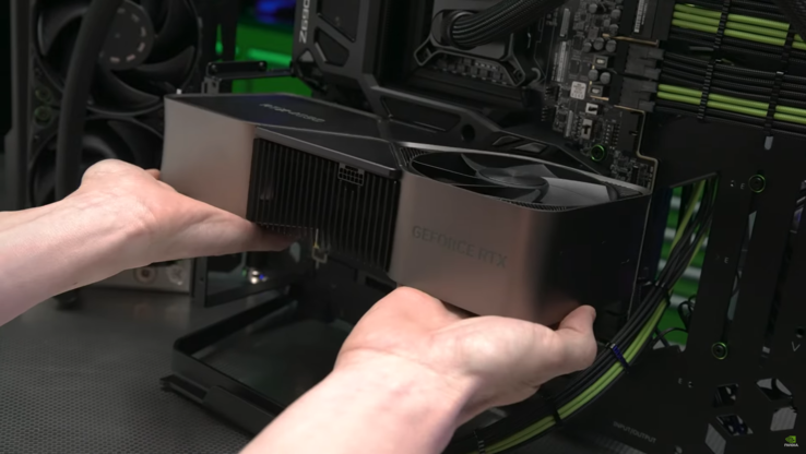 Nvidia GeForce RTX 4090 wordt in het moederbord geplaatst (afbeelding via Nvidia)
